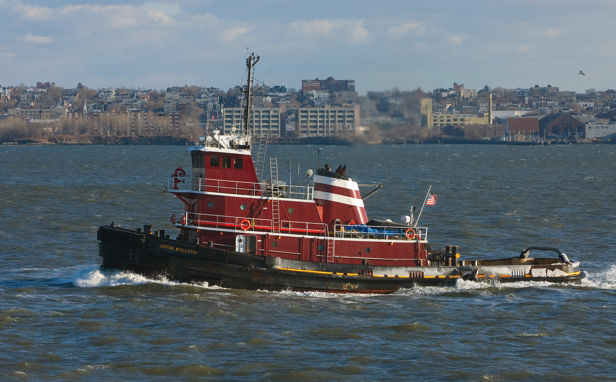  Justine McAllister (IMO 8107878), a tug boat in New York Harbor. (Credit: Eric Baetscher, Wikimedia)
