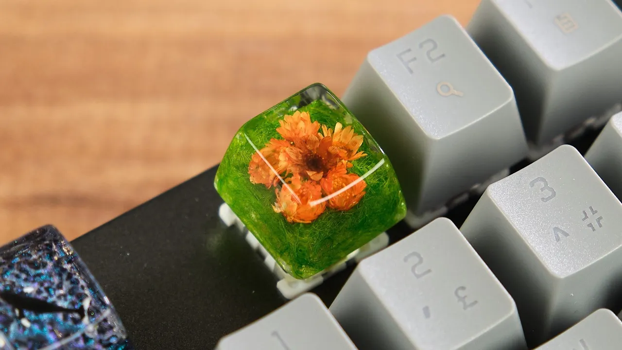 Resin keycap made from dried flowers