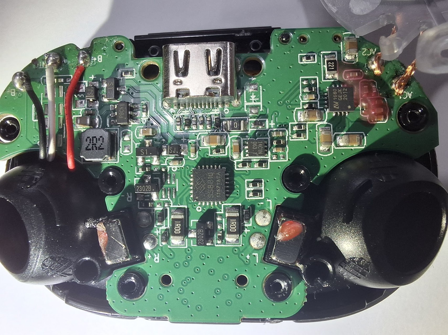 A photo of the PCB from the charging case