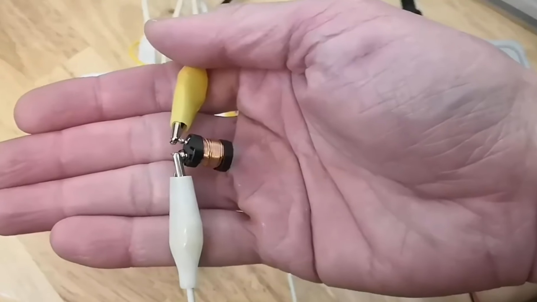 A photo of a hand holding the inductor coil
