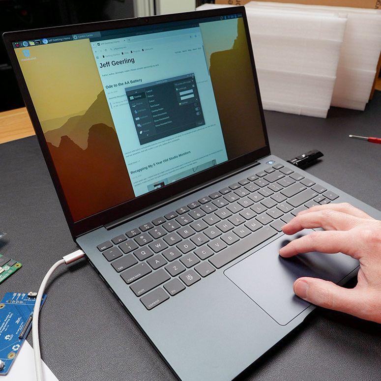 The Argon40 ONE UP unsurprisingly looks like a laptop. (Credit: Jeff Geerling)