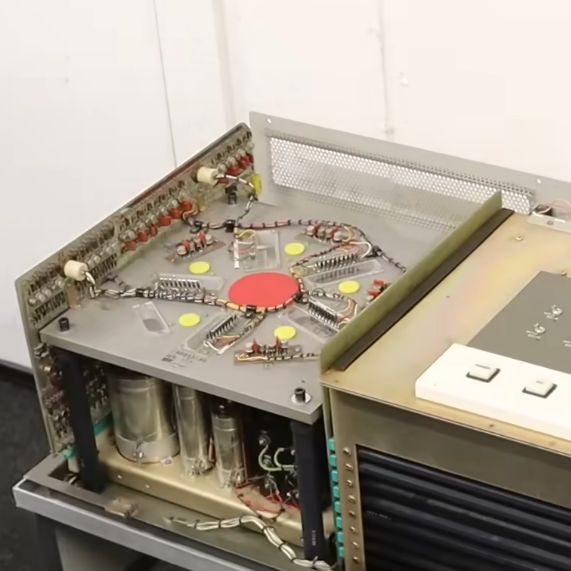 The read/write head side of the LGP-21's magnetic memory. (Credit: Usagi Electric, YouTube)